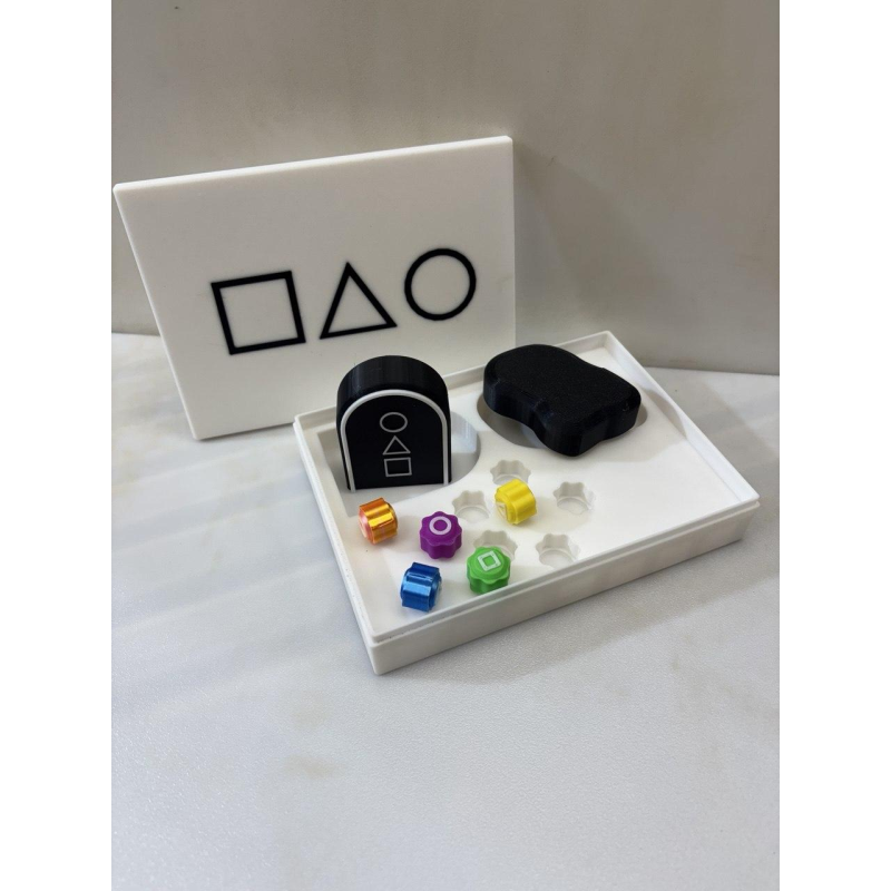 Настыльна гра Gonggi, кубики з гри в кальмара і гра Бісокчиги (Літаючий камінь)